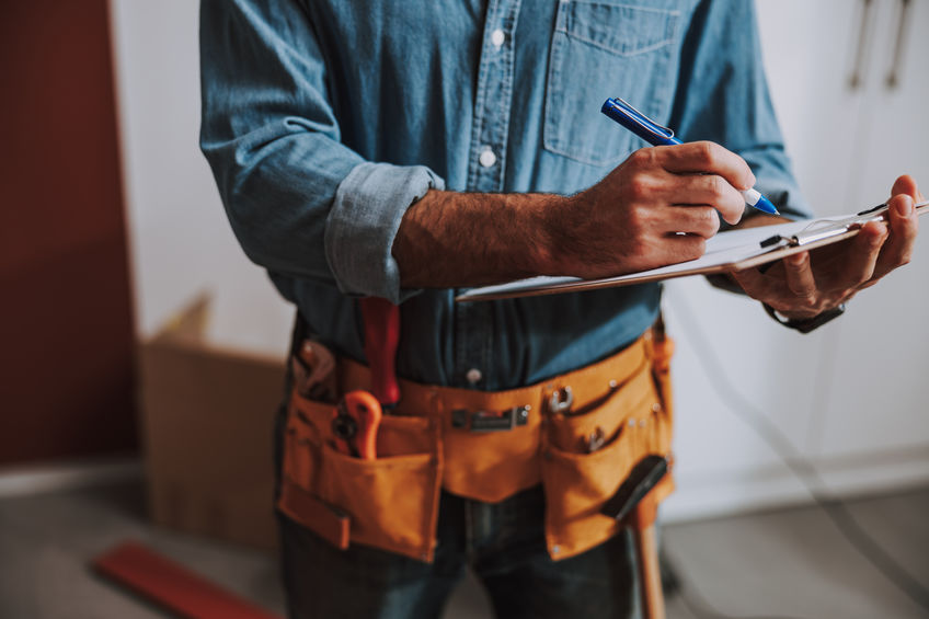 Artisan qui aide à obtenir des aides financières