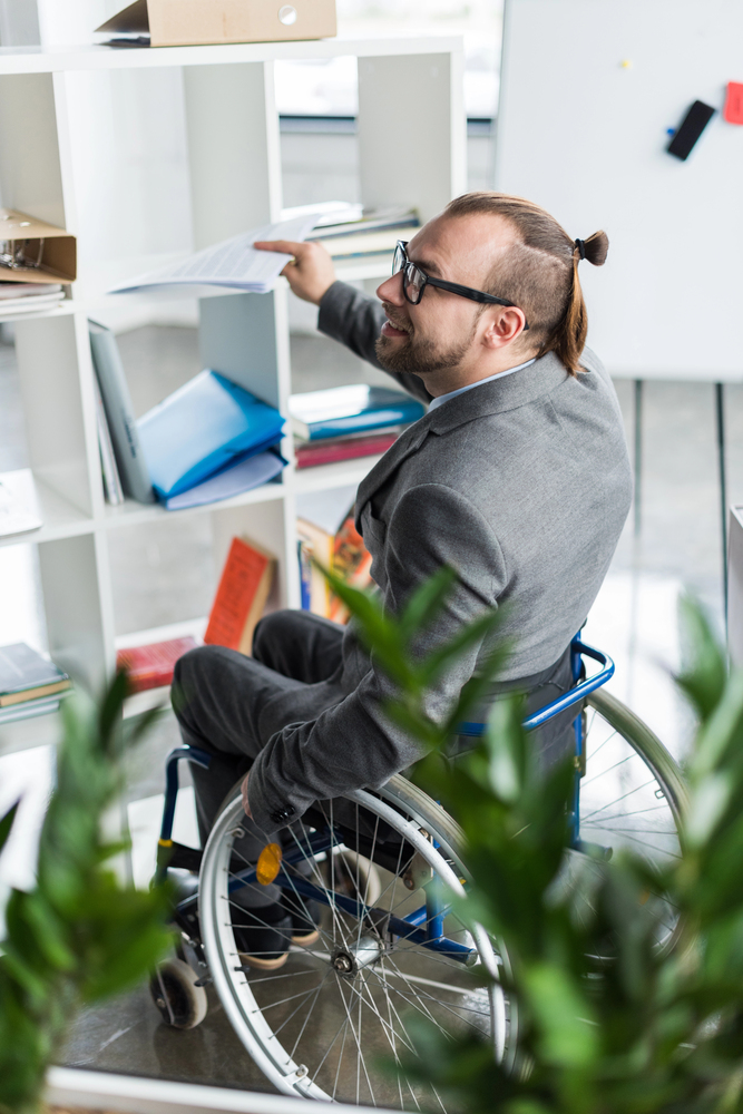 Personne en fauteuil roulant dans un environnement adapté